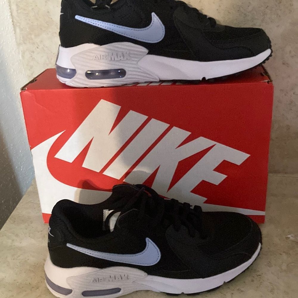 - NWT ladies Nike Air Max Excee athletic shoe in size 6